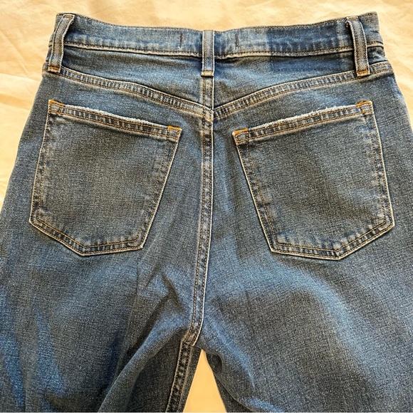 Like new! A&F High Rise Mom Jean 26S - Picture 12 of 16